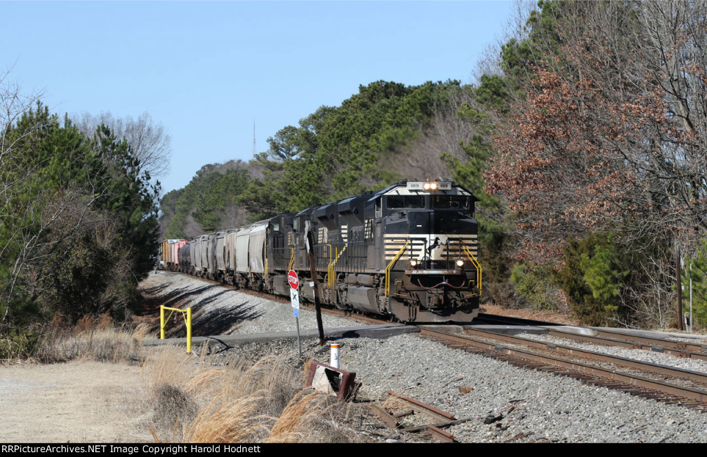 NS 1189 leads train 350-10 eastbound
